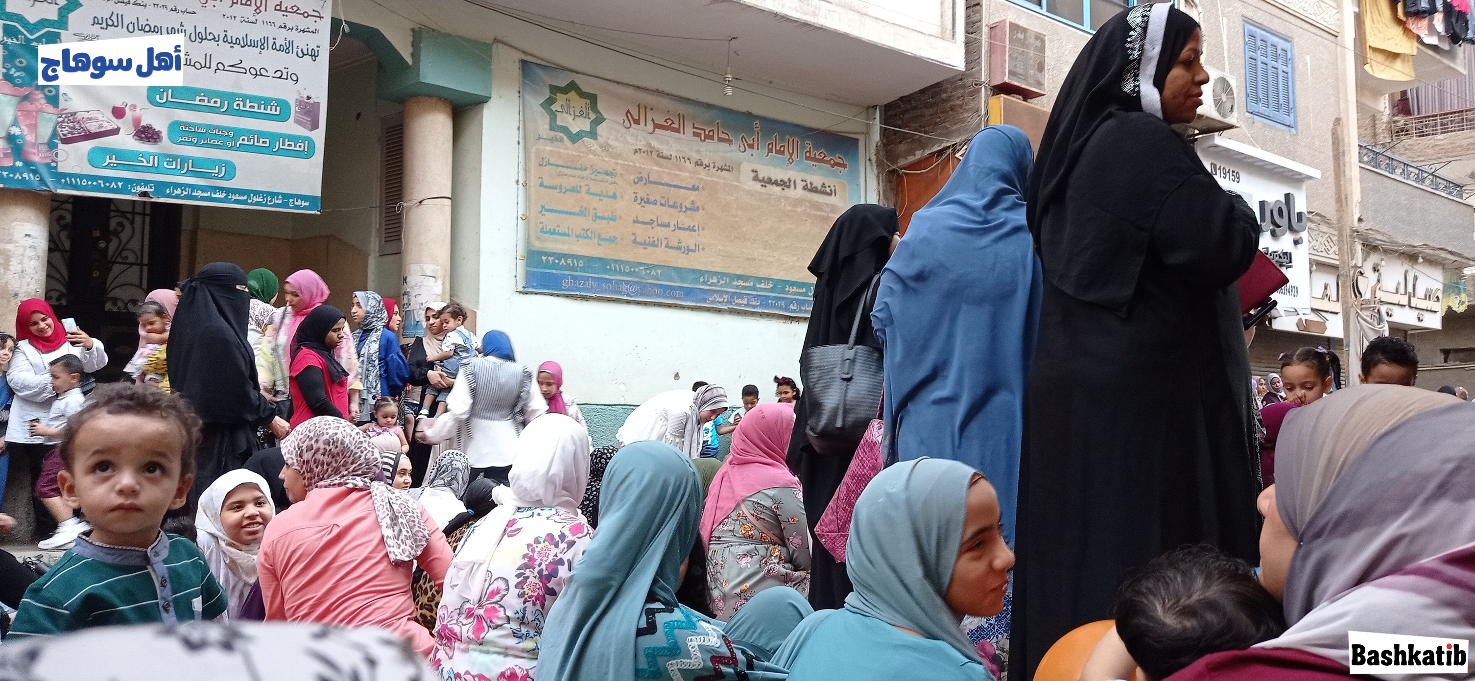 بـالابتسامة والبلالين ....فرحة الأهالي بالعيد في مسجد الزهراء بسوهاج